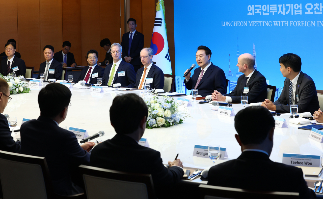 윤석열 대통령이 지난 달 14일 열린 외국인 투자기업 대표들과의 오찬에서 인사말을 하고 있다. [연합]
