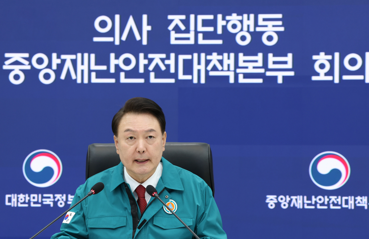 윤석열 대통령이 6일 세종특별자치시 정부세종청사 중앙재난안전상황실에서 열린 의사 집단행동 대응 중앙재난안전대책본부 회의에서 발언하고 있다. [연합]