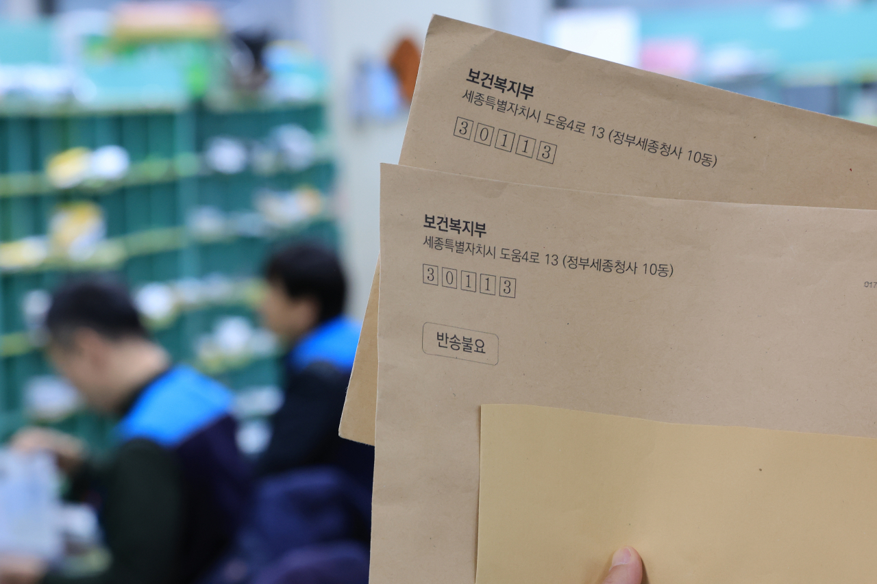 정부가 집단사직 후 의료현장을 이탈한 전공의들에 대한 면허정지 절차에 돌입한 가운데 6일 서울 한 우체국에서 관계자가 수취인 부재로 되돌아온 면허정지 행정처분 사전통지서를 들고 있다.[연합]