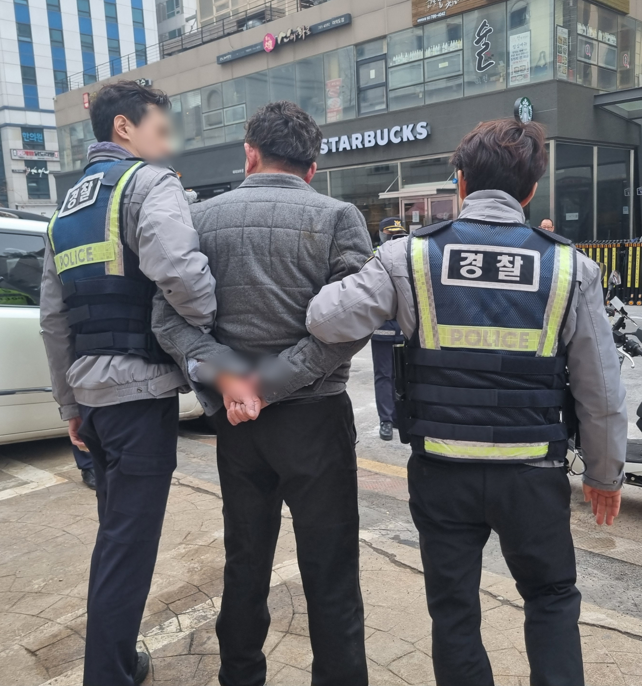 장일 전 국민의힘 서울 노원을 당협위원장이 지난 3일 공천 탈락에 반발, 이틀 연속 중앙당사 인근에서 분신소동을 벌이다 경찰에 체포되고 있다. [연합]