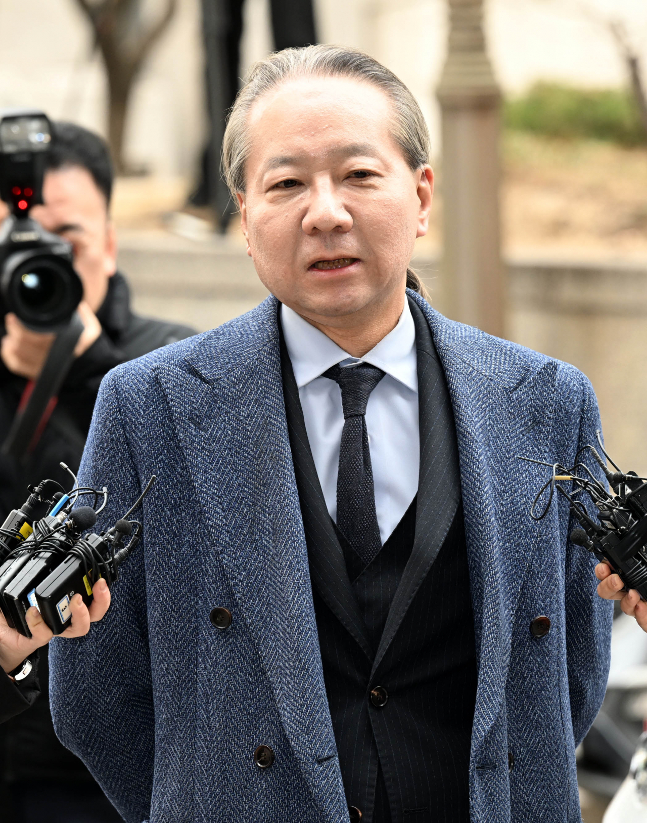 주수호 대한의사협회 비상대책위원회 언론홍보위원장이 6일 오전 소환조사를 받기 위해 서울경찰청 공공범죄수사대에 출석하기 전 취재진의 질문에 답변하고 있다. 경찰은 주 위원장을 상대로 대한의사협회 전현직 간부들의 전공의 집단사직 공모 의혹에 관해 조사할 예정이다. 이상섭 기자