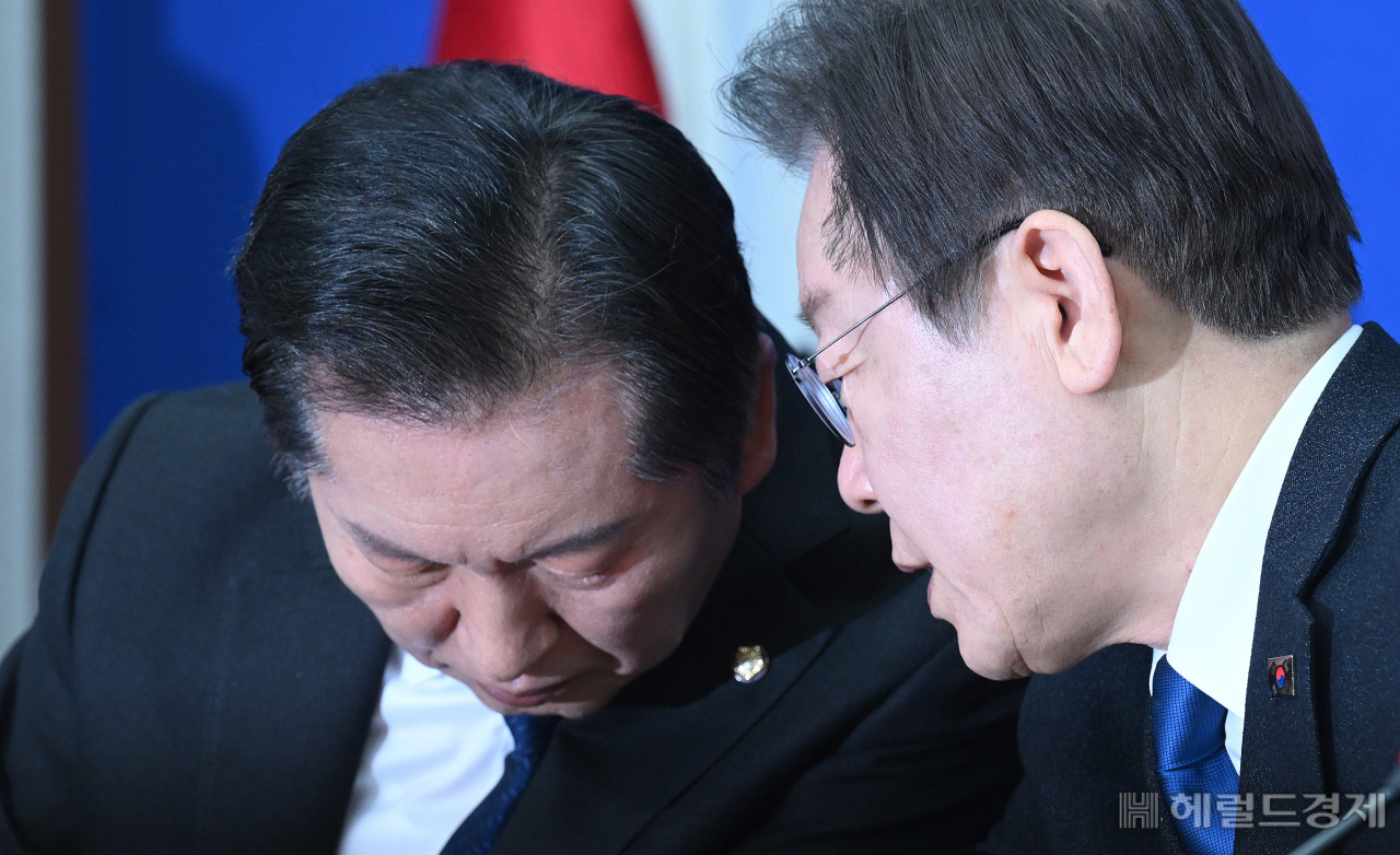 이재명(오른쪽) 더불어민주당 대표가 6일 서울 여의도 국회에서 열린 최고위원회의에 참석해 정청래 최고위원과 대화하고 있다. 임세준 기자