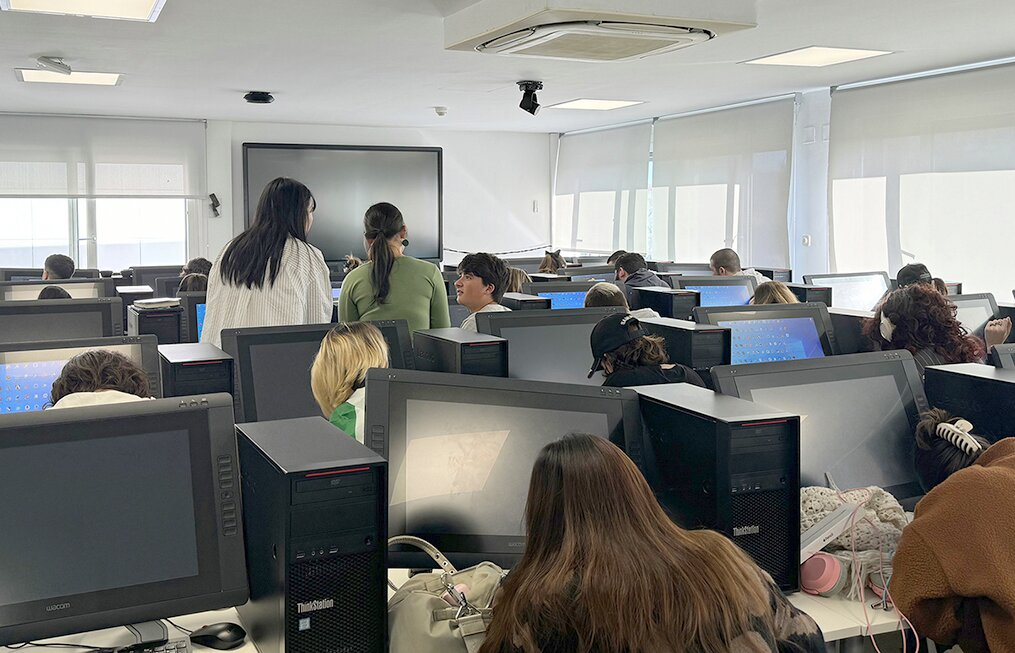스페인 청소년-대학생들의 한국형 웹툰 열공 현장