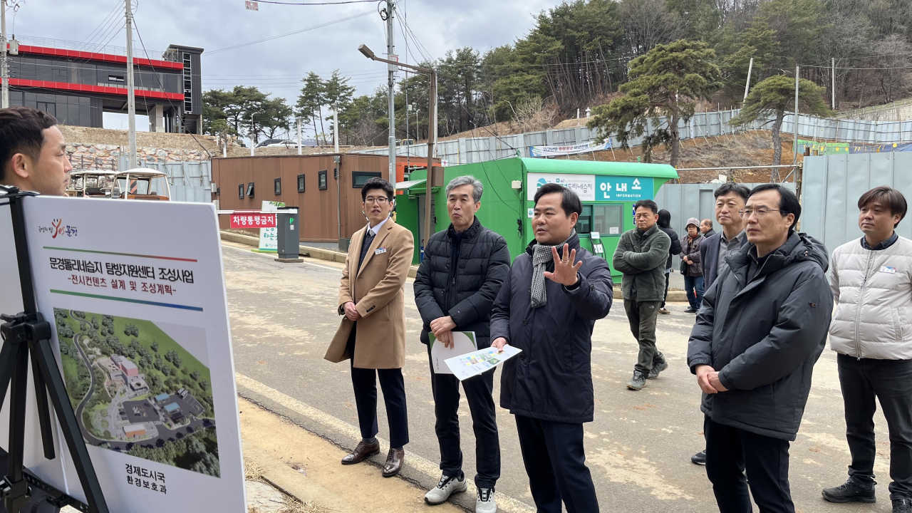 김학홍 경북도 행정부지사가 6일 문경돌리네습지 탐방지원센터 공사현장을 점검하고 있다.[경북도 제공]