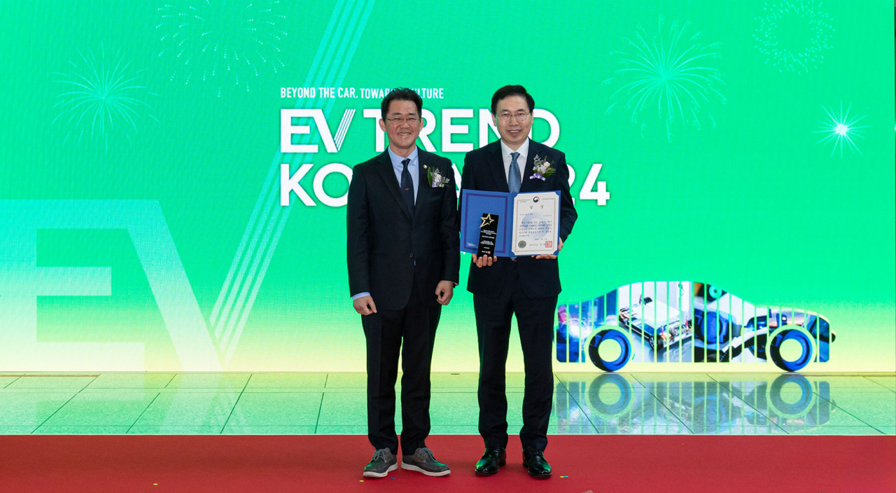 오영식(오른쪽) EVSIS 대표이사와 임상준 환경부 차관이 ‘제3회 EV 어워즈 2024’에서 기념사진을 찍고 있다. [롯데정보통신 제공]