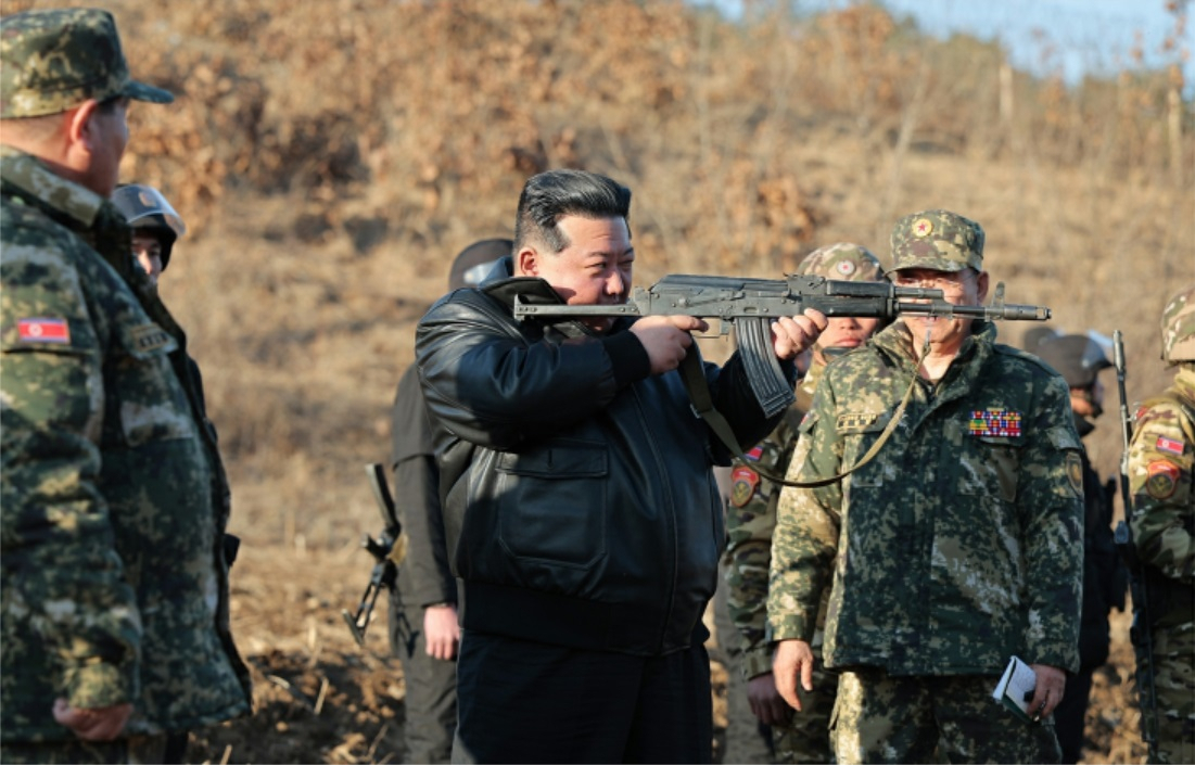 북한 노동당 기관지 노동신문은 김정은 국무위원장이 6일 조선인민군 서부지구 중요 작전훈련기지를 방문해 훈련시설들을 돌아보고 부대들의 실동훈련을 지도했다고 7일 보도했다. 김 위원장이 직접 소총을 들고 사격자세를 취하고 있다. [평양 노동신문=뉴스1]