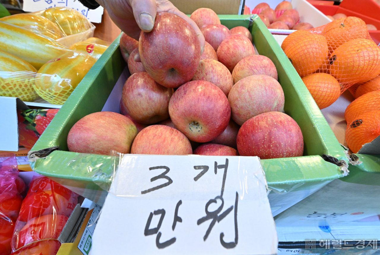 통계청 발표에 따르면 지난달 사과와 귤 등 신선과실 가격이 1년 전보다 41.2% 급등했다. 7일 서울 영등포 청과물시장 내 매장에 사과 가격이 표시되어 있다. 임세준 기자