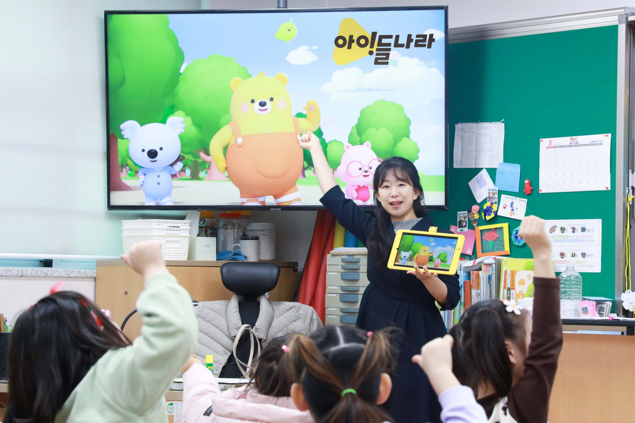 경기도 향동초등학교에서 1학년 학생들이 아이들나라를 통해 늘봄학교 수업을 듣는 모습. [LG유플러스 제공]