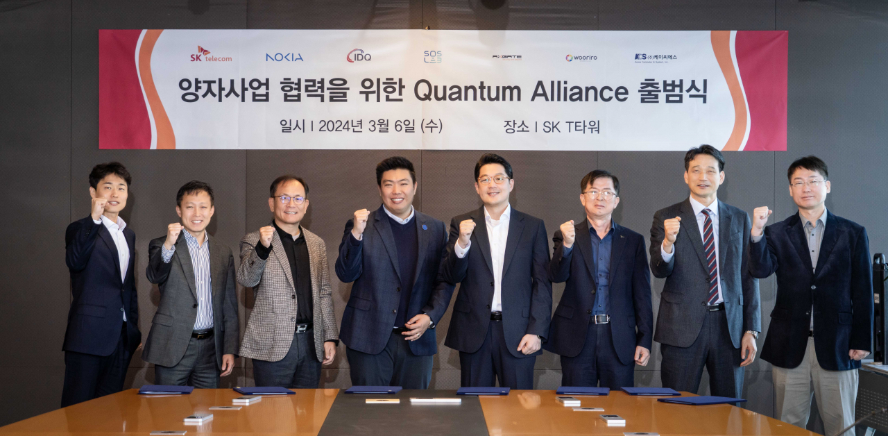사진 왼쪽부터 손인혁 SKT GS AIX추진 담당, 한주호 노키아코리아 유선사업 총괄, 하민용 SKT 글로벌솔루션오피스 담당(CDO), 정지성 에스오에스랩 대표, 엄상윤 IDQ코리아 대표, 오민교 우리로 사장, 김광묵 케이씨에스 대표, 주갑수 엑스게이트 대표. [SK텔레콤 제공]
