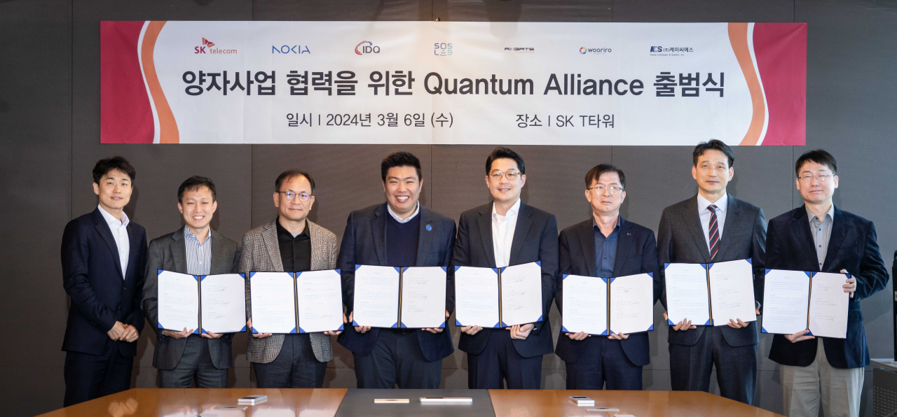 사진 왼쪽부터 손인혁 SKT GS AIX추진 담당, 한주호 노키아코리아 유선사업 총괄, 하민용 SKT 글로벌솔루션오피스 담당(CDO), 정지성 에스오에스랩 대표, 엄상윤 IDQ코리아 대표, 오민교 우리로 사장, 김광묵 케이씨에스 대표, 주갑수 엑스게이트 대표. [SK텔레콤 제공]