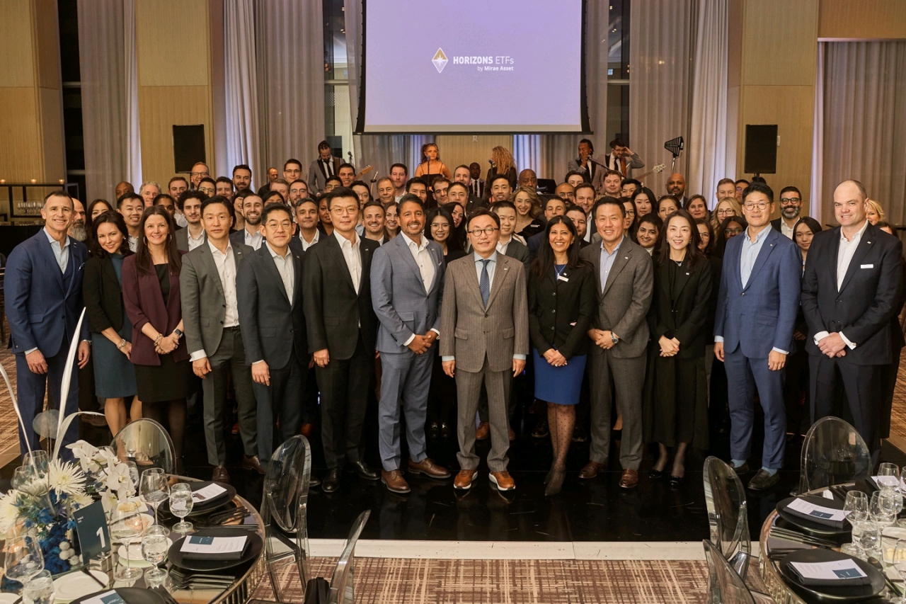 지난 1월 캐나다 토론토에서 열린 ‘Horizons ETFs 운용자산 300억 캐나다달러 돌파’ 기념 행사에서 박현주(앞줄 오른쪽에서 여섯번쨰) 미래에셋그룹 회장과 임직원들이 기념사진을 촬영하고 있다. [미래에셋 제공]