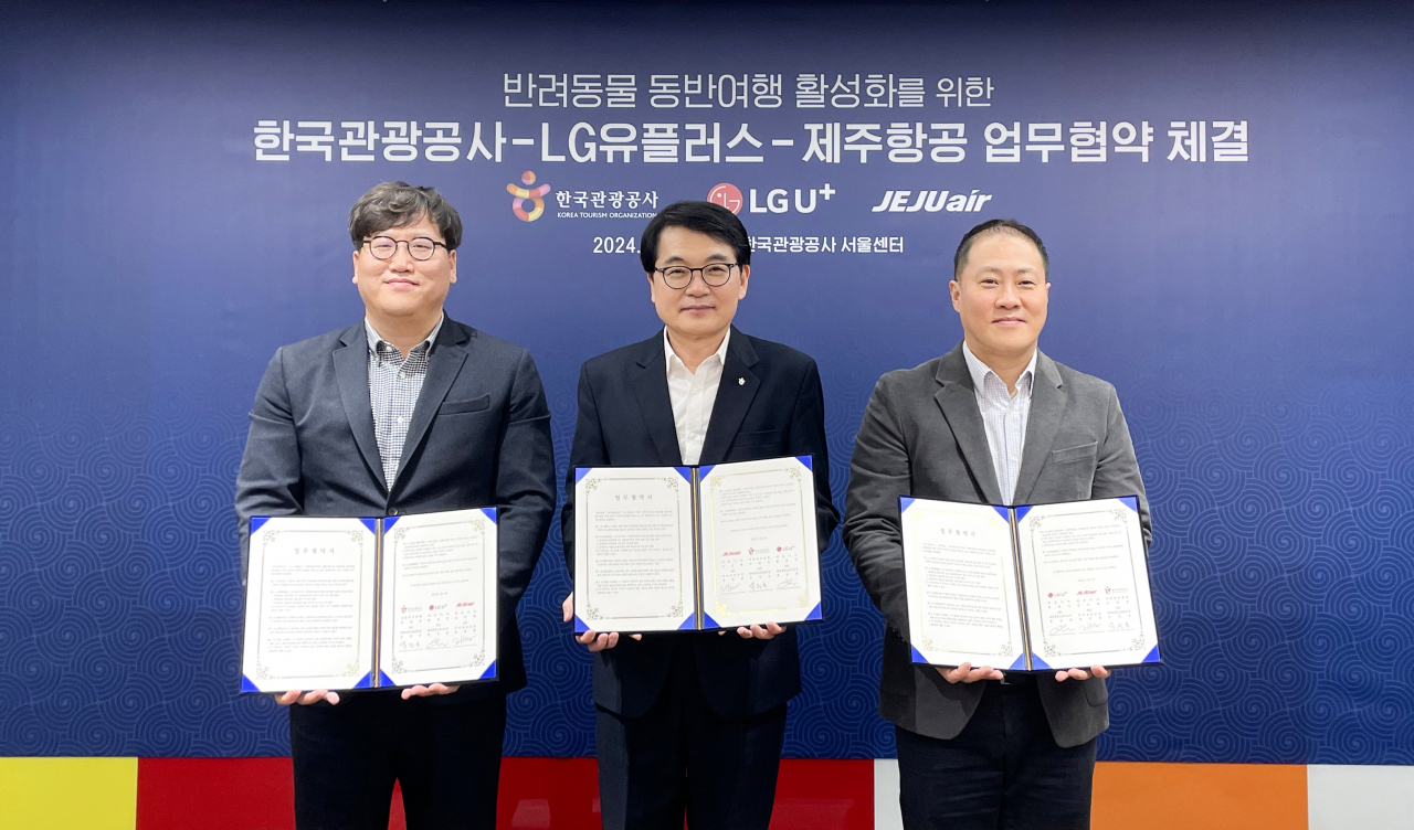 업무협약식에 참석한 (왼쪽부터) LG유플러스 염상필 펫플랫폼트라이브장, 한국관광공사 유진호 관광콘텐츠전략본부장, 제주항공 정재필 커머셜본부장