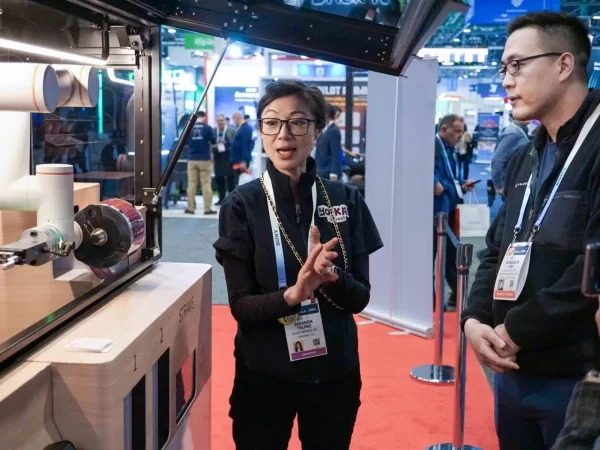 CES2024에 참석한 김동선(오른쪽) 한화푸드테크 부사장이 푸드테크 부스를 둘러보고 있다. [한화푸드테크 제공]