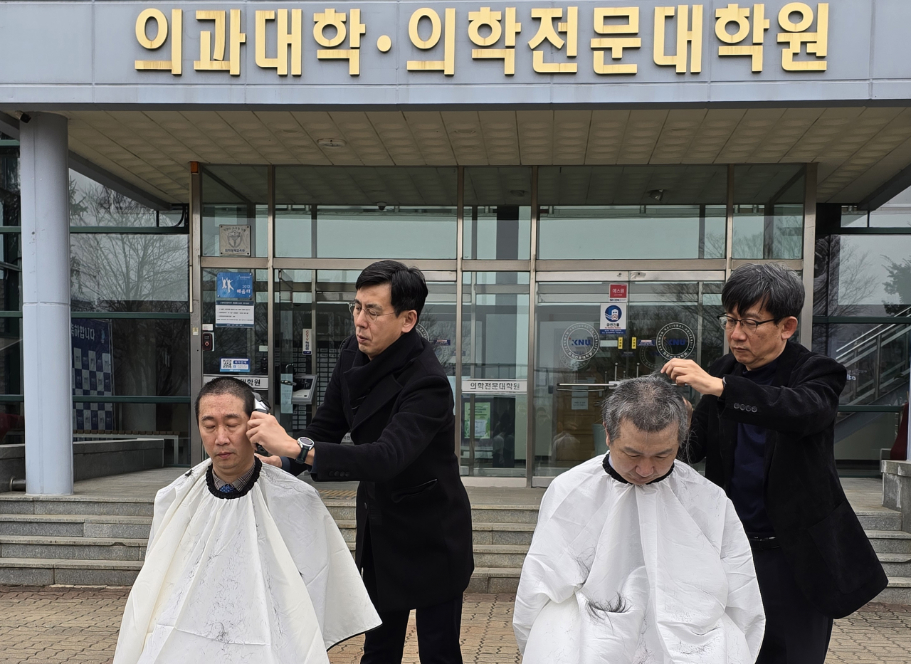 지난 5일 오전 강원대학교 의과대학 앞에서 의대 교수들이 삭발식을 열고 대학 측의 증원 방침에 반발하고 있다. 앞서 강원대는 교육부에 현재 49명에서 140명으로 의대 정원을 늘려달라고 요청했다. [연합]