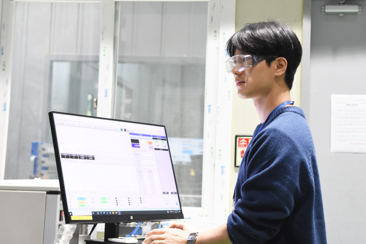 유지성 박사가 수소 취성에 대한 거동 해석과 조직 특성 제어를 통해 금속 소재의 내수소취성 특성을 향상하는 연구를 진행하고 있다.[한국재료연구원 제공]