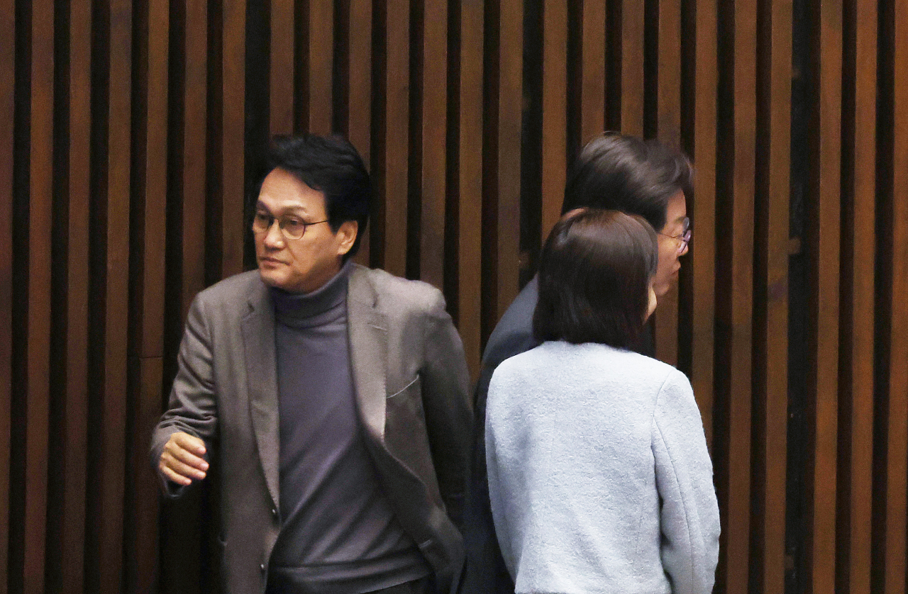 더불어민주당 이재명 대표(오른쪽)와 안민석 의원이 지난달 29일 국회에서 열린 본회의에서 스쳐 지나가고 있다. [연합]