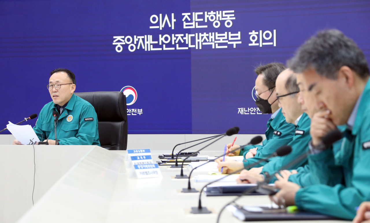 이한경 중앙재난안전대책본부 제2총괄조정관(재난안전관리본부장)이 7일 오전 정부세종청사 중앙재난안전상황실에서 의사 집단행동 중앙재난안전대책본부 11차 회의를 주재하고 있다. [연합]