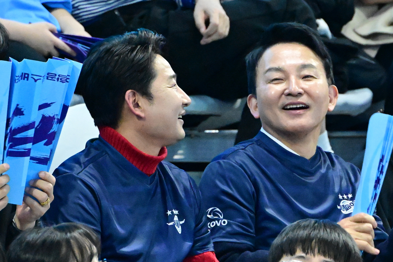 인천계양체육관에서 경기를 관람 중인 원희룡 전 국토교통부 장관(오른쪽)과 후원회장인 전 축구 국가대표 이천수. [연합]