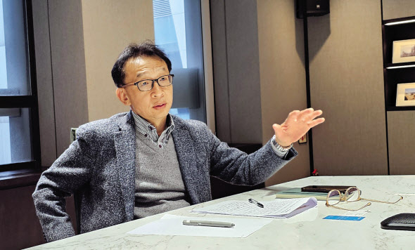 이시준 동화일렉트로라이트 대표가 최근 동화일렉 서울 사옥에서 헤럴드경제와 인터뷰를 하고 있다. 유재훈 기자