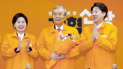 김종인 개혁신당 공천관리위원장이 지난달 26일 국회에서 열린 최고위원회의에서 꽃다발을 받고 있다. 왼쪽부터 양향자 원내대표, 김 위원장, 이준석 대표. [연합]