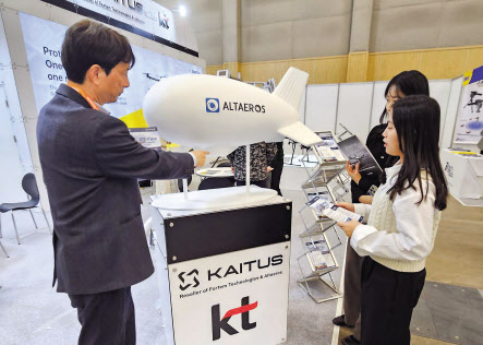 ‘드론쇼 코리아 2024’에서 KT-KAITUS 전시관 방문객들이 안티드론 서비스를 살피고 있다.