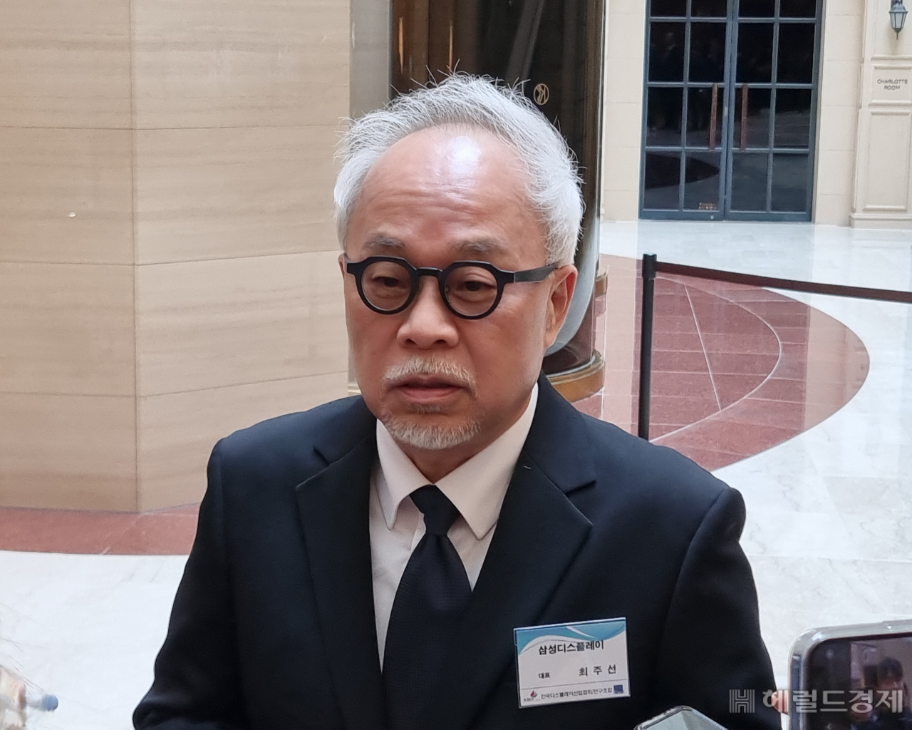 최주선 삼성디스플레이 사장이 7일 오전 서울 잠실 롯데호텔월드에서 열린 한국디스플레이산업협회 이사회에 참석하기 전 기자들과 만나 질문에 답하고 있다. 김현일 기자/joze@heraldcorp.com