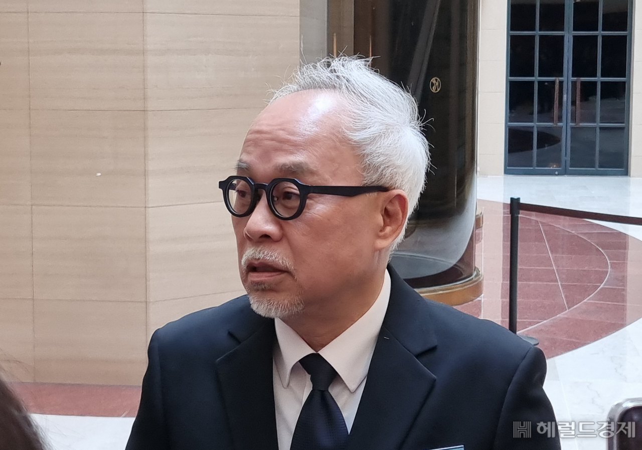최주선 삼성디스플레이 사장이 7일 오전 서울 잠실 롯데호텔월드에서 열린 한국디스플레이산업협회 이사회에 참석하기 전 기자들과 만나 질문에 답하고 있다. 김현일 기자/joze@heraldcorp.com