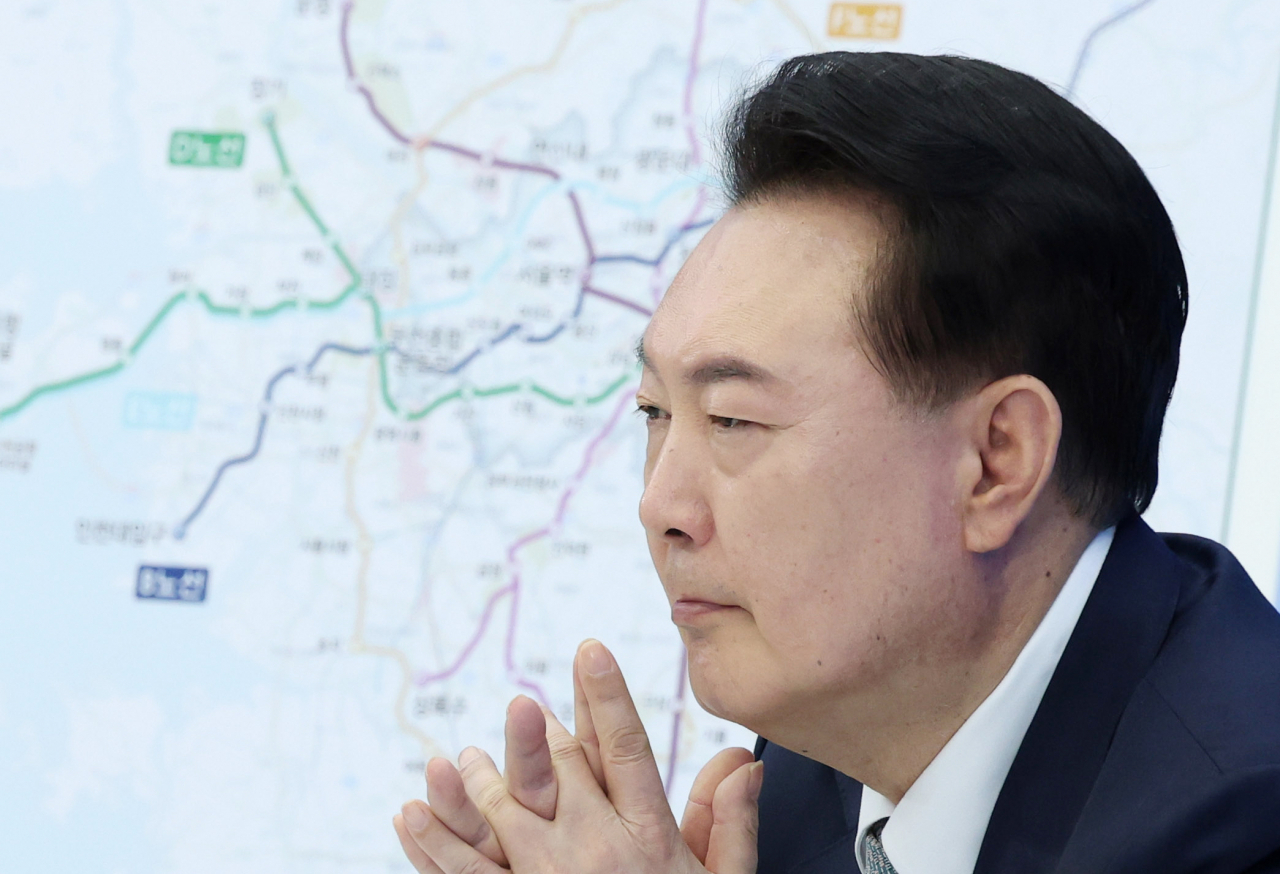 윤석열 대통령이 7일 인천광역시청에서 '대한민국 관문 도시 세계로 뻗어나가는 인천'을 주제로 열린 열여덟 번째 '국민과 함께하는 민생토론회'에서 항공·해운·물류산업 발전 방안에 대한 주제 발표를 듣고 있다. [연합]