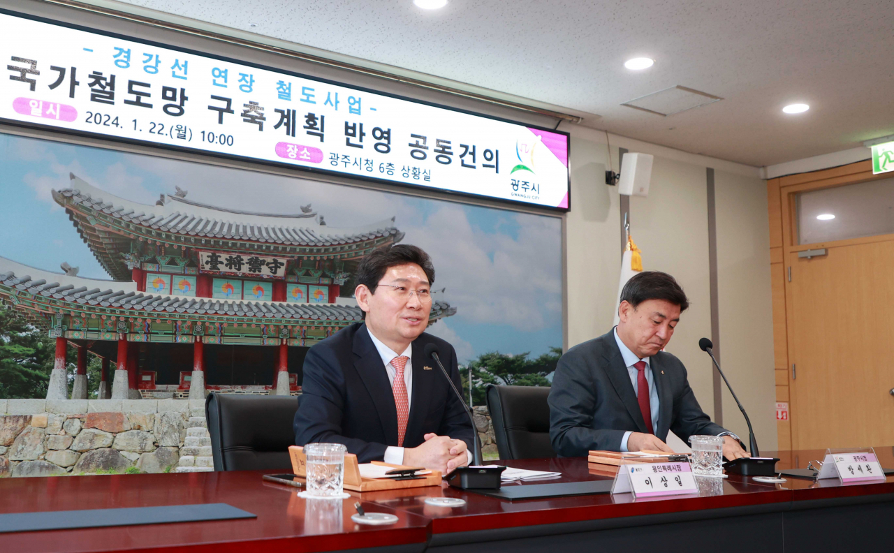 이상일 용인특례시장(왼쪽)이 지난 1월 22일 광주시청에서 경강선 연장선의 제5차 국가철도망 구축계획 반영의 필요성을 강조하고 있다.[용인시 제공]