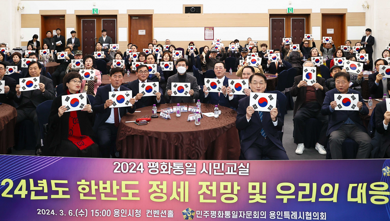이상일 용인특례시장이 6일 민주평통 평화교실에서 참가자들과 기념촬영을 하고 있다.