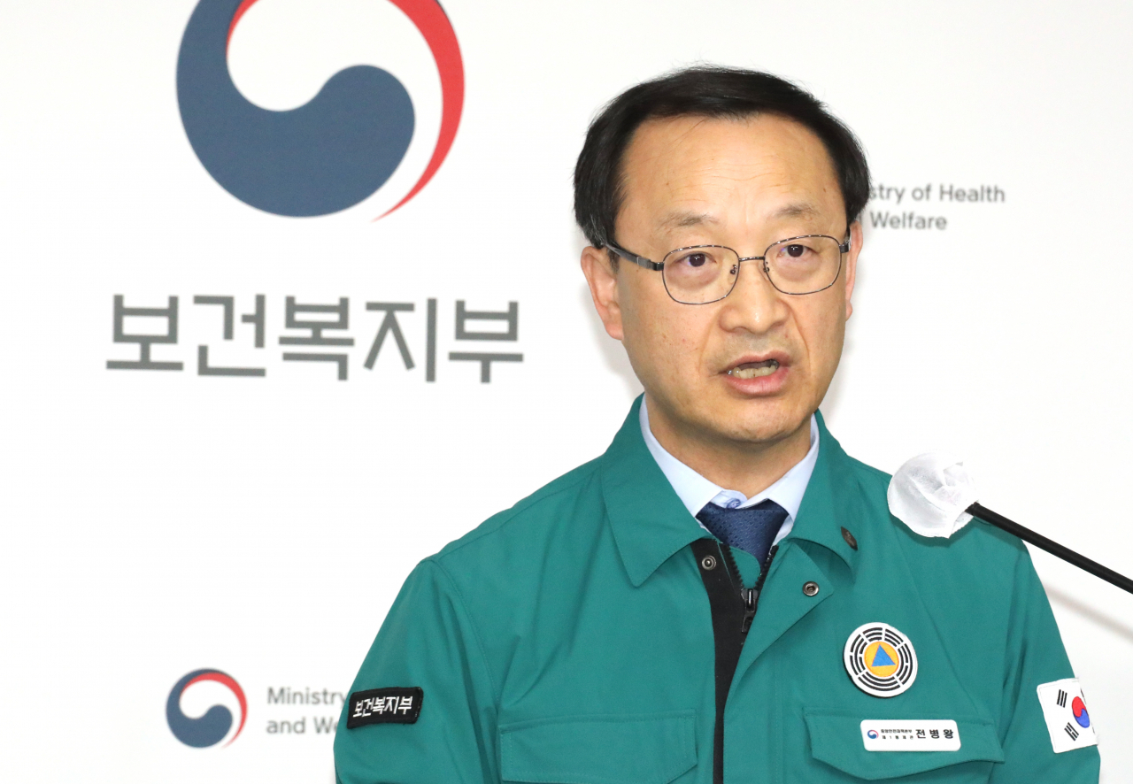 전병왕 중앙재난안전대책본부 제1통제관(보건복지부 보건의료정책실장)이 7일 오전 정부세종청사 보건복지부 브리핑룸에서 의사 집단행동 중앙재난안전대책본부 회의 결과를 설명하고 있다. [연합]