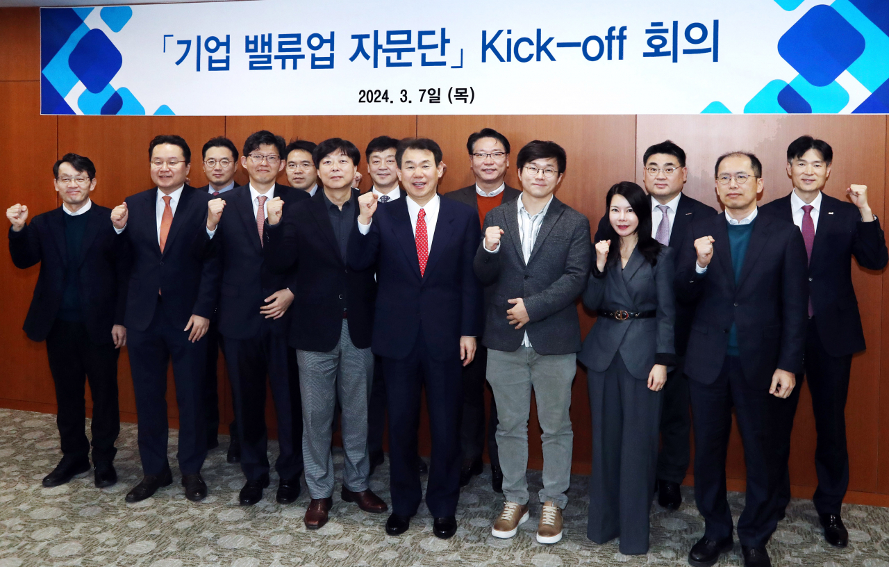 한국거래소(이사장 정은보)는 7일 오전 서울사옥에서 기업 밸류업 자문단을 구성하고 킥오프 회의를 개최했다. [거래소 제공]