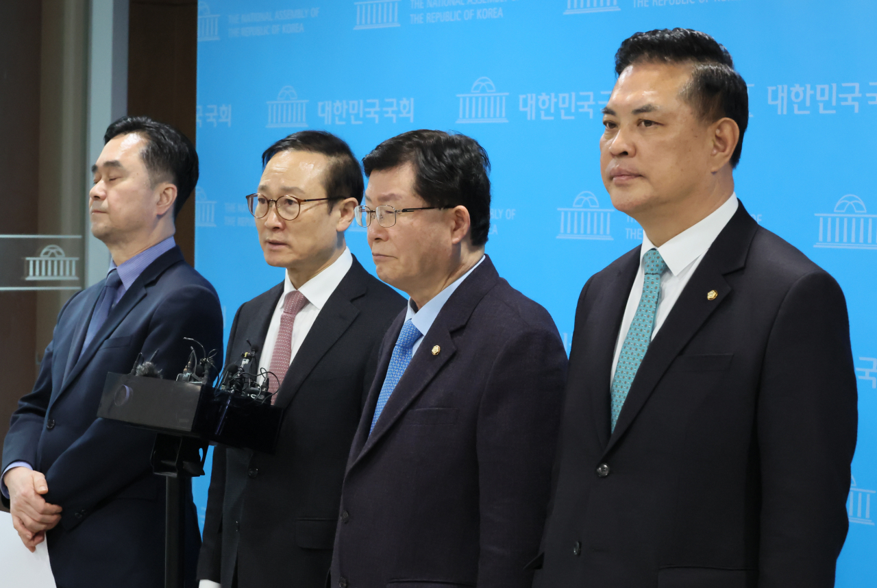 더불어민주당 탈당파인 새로운미래 김종민 공동대표와 홍영표, 설훈, 박영순 의원이 7일 국회 소통관에서 민주연대 추진을 위한 기자회견을 한 후 취재진의 질문에 답하고 있다. [연합]
