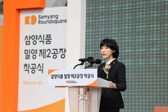 지난 6일 경남 밀양시 부북면 나노융합국가산업단지에서 진행된 밀양2공장 착공식에서 김정수 삼양라운드스퀘어 부회장이 발언하고 있다. [삼양식품 제공]