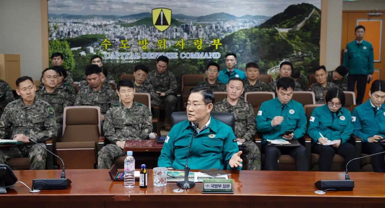 신원식 국방부 장관은 7일 B-1 문서고(B-1 벙커)를 방문해 한미 전반기 연합훈련인 ‘자유의 방패’(FS) 연습 현장을 점검하고 수도방위사령부의 대비태세를 점검했다. 신 장관이 수방사를 방문해 "연습 빌미로 적 도발 시, 선 조치 후 보고를 넘어 선 응징 후 보고할 것"을 지시하고 있다. [국방부 제공]