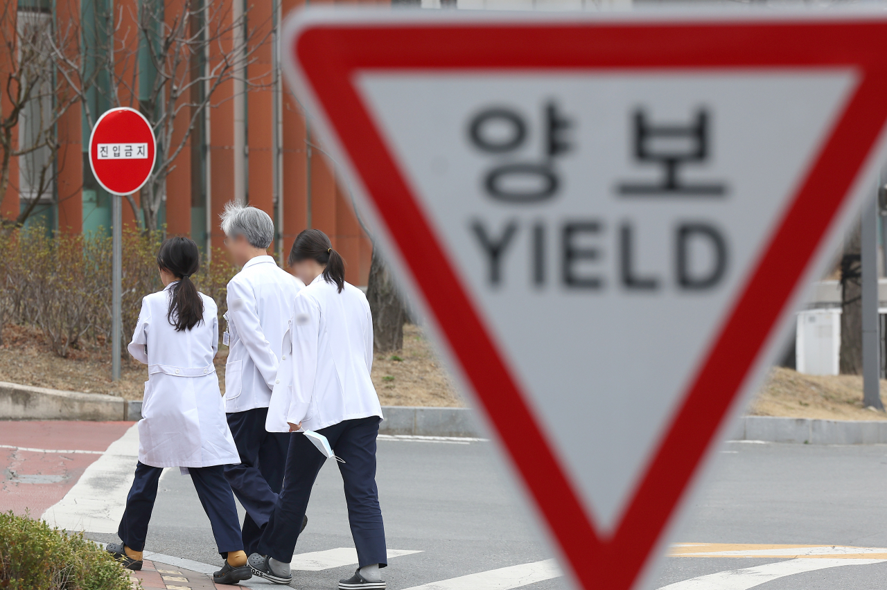 전공의 집단이탈이 17일째 계속되며 의료공백이 장기화하고 있는 7일 대구 한 대학병원에서 의료진이 이동하고 있다. 연합뉴스