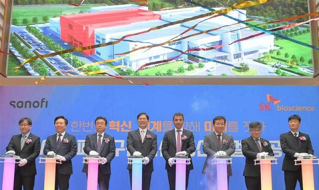 SK바이오사이언스가 지난 6일 안동L하우스에서 백신 생산시설 증축에 착공했다. 왼쪽부터 SK에코엔지니어링 오동호 대표, 권기창 안동시장, 이철우 경북지사, 안재용 SK바이오사이언스 사장, 파스칼 로빈 사노피코리아 대표, 김형동 국회의원, 박진용 안동L하우스 공장장, 이정배 노조 지회장. [회사 제공]