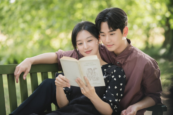 A scene from "Queen of Tears," starring Kim Ji-won (left) and Kim Su-hyun (tvN)