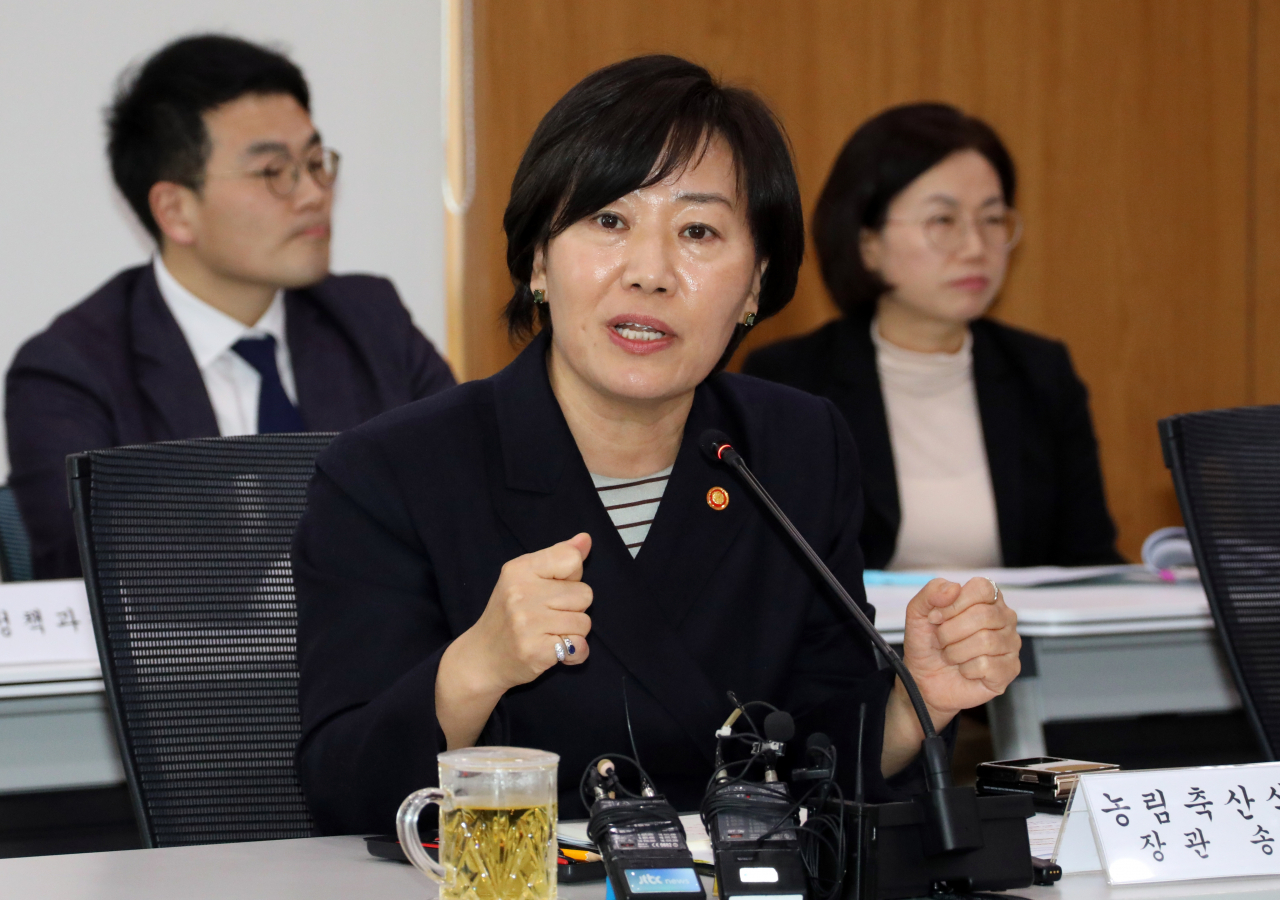 송미령 농림축산식품부 장관이 7일 오후 정부세종청사에서 최근 농축산물 물가와 관련, 긴급 기자 간담회를 열고 있다. [연합]