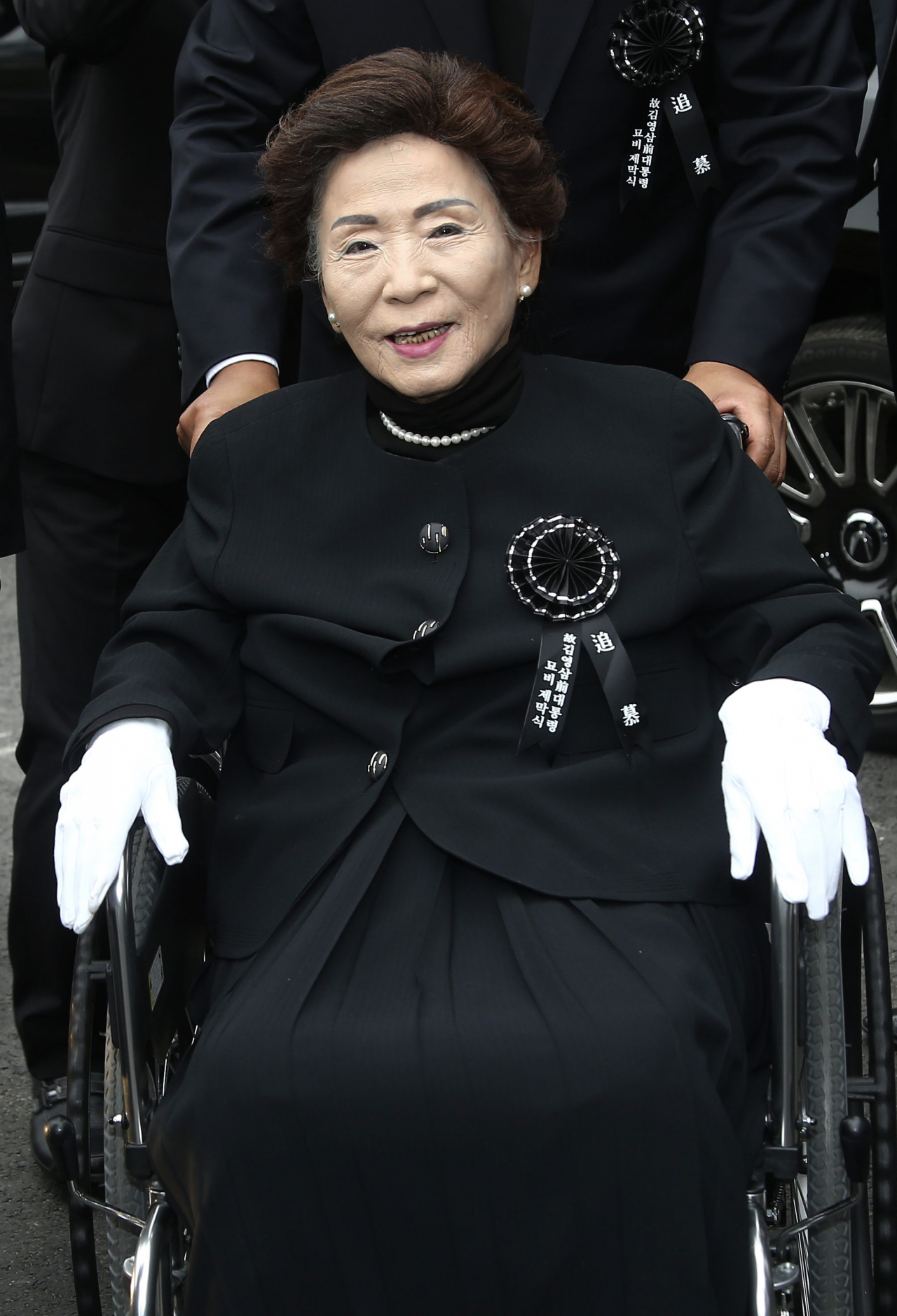 김영삼 전 대통령 부인 손명순 여사가 7일 별세했다. 향년 96세. 의료계에 따르면 손 여사는 이날 오후 늦게 서울 종로구 서울대병원에서 숙환으로 별세했다. 사진은 지난 2016년 5월 26일 오후 서울 국립현충원에서 열린 고 김영삼 전 대통령 묘비 제막식에 참석한 손명순 여사의 모습. [연합]