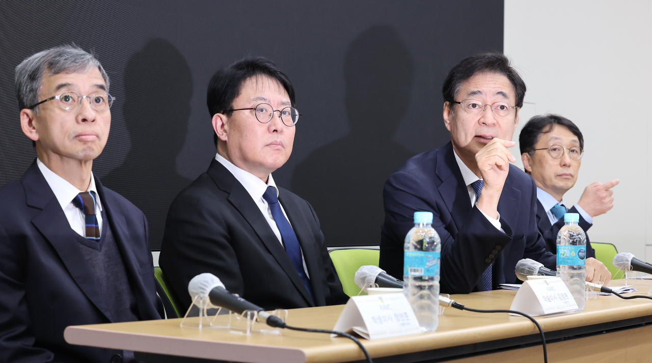 김정은(왼쪽 두번째) 서울의대학장(학술이사)가 교수들에게 대화를 호소하는 이메일을 보낸 것으로 알려졌다. [연합]