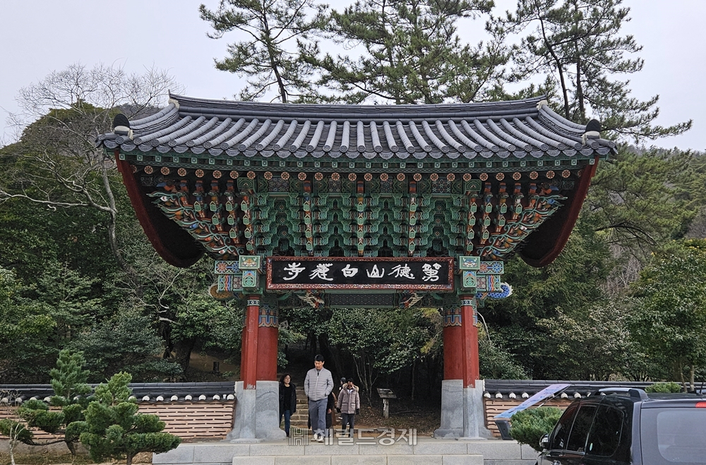 백련사 일주문