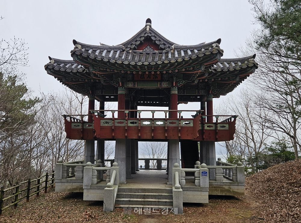 백련사에서 다산초당으로 걷다보면 만나는 해월루