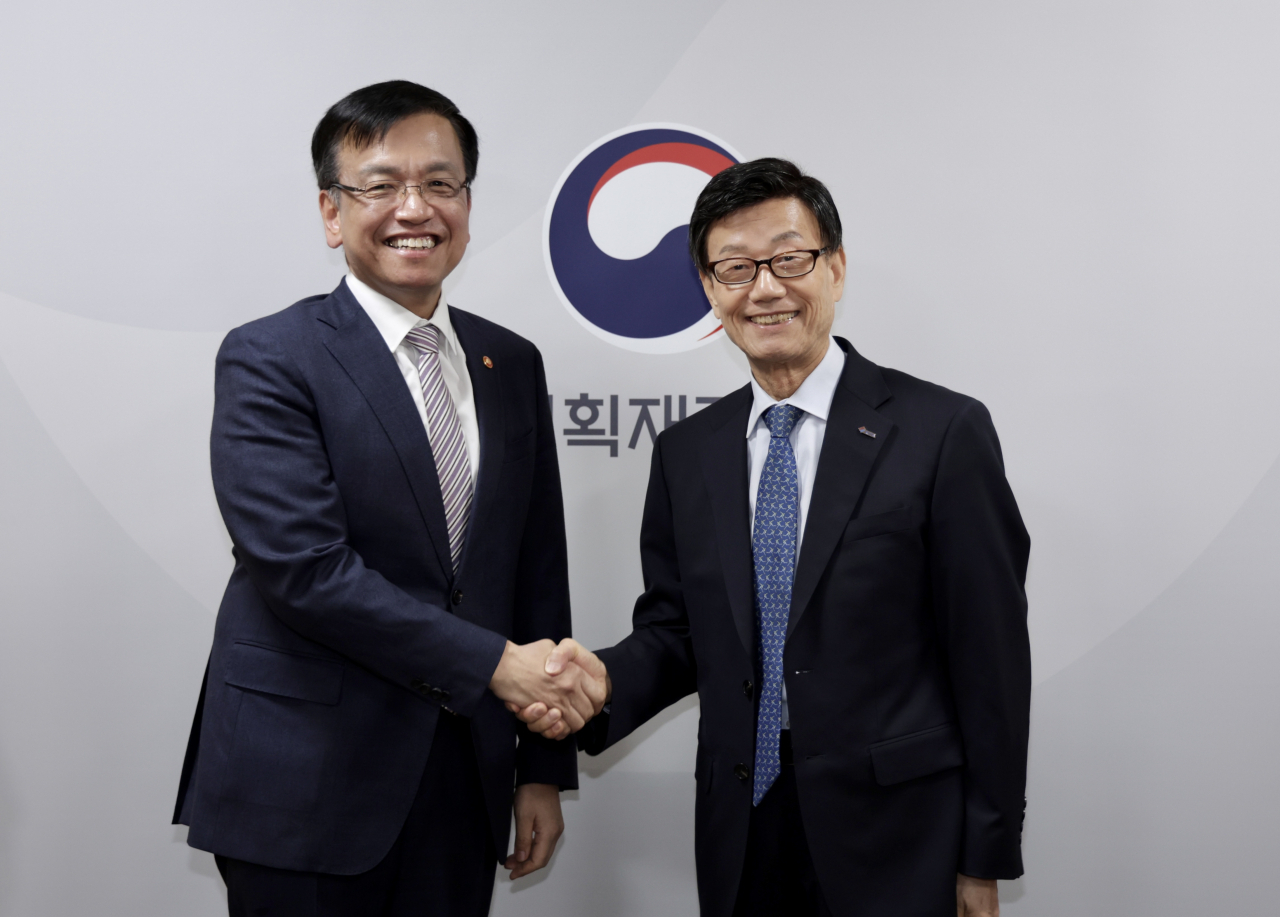 윤진식(오른쪽) 한국무역협회 회장이 7일 정부서울청사에서 최상목 경제부총리 겸 기획재정부 장관과 기념 촬영을 하고 있다. [한국무역협회 제공]