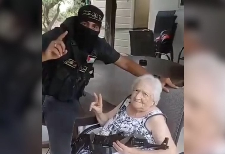 하마스 대원과 사진 찍는 에스테르 쿠니오(90) [온라인 캡처]