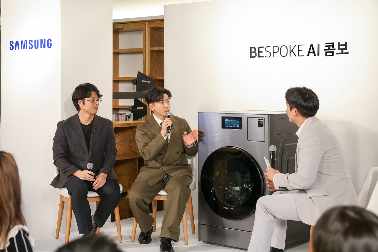 삼성전자 직원과 ‘청소광’ 브라이언이 비스포크 AI 콤보 제품으로 토크쇼를 진행하고 있다. [삼성전자 제공]