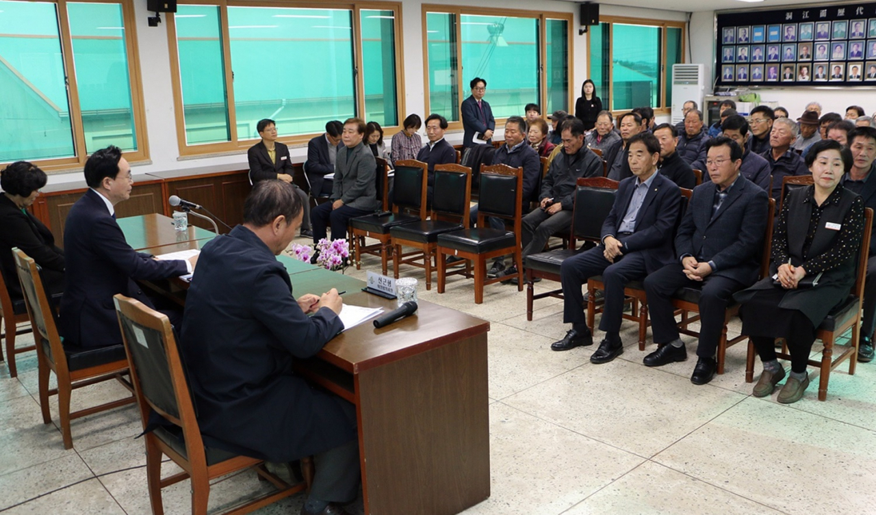 윤병태시장이 버스 환승문제로 동강주민들의 의견을 듣고 있다