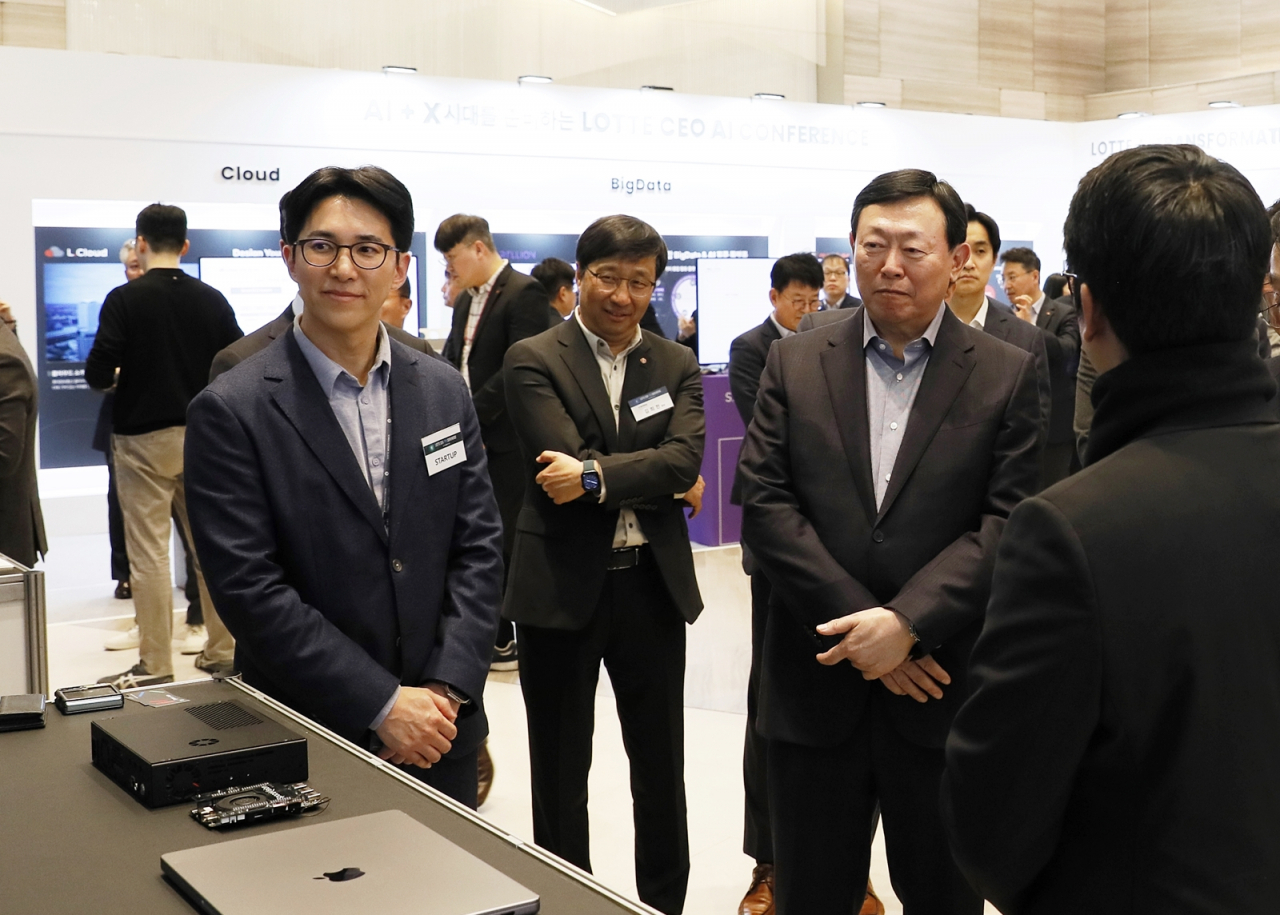 신동빈 롯데 회장이 7일 열린 ‘2024 롯데 CEO AI 컨퍼런스’에서 스타트업 부스를 방문해 AI 기술 설명을 듣고 있다. [롯데 제공]