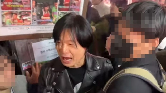 7일 한동훈 국민의힘 비상대책위원장이 방문한 수원 지동못골시장에 나타난 방송인 주진우씨. [유튜브 캡처]