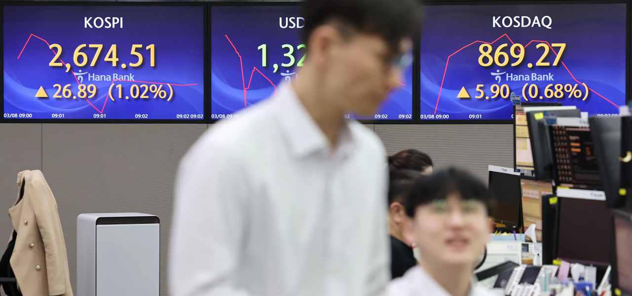 An electronic board showing the Korea Composite Stock Price Index at a dealing room of the Hana Bank headquarters in Seoul on Friday. (Yonhap)